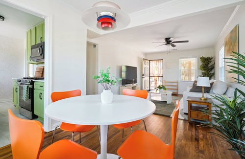 East Memphis House | Retro Glam Pad Near Food & Shops! 65" TV, Workstation, Large Deck