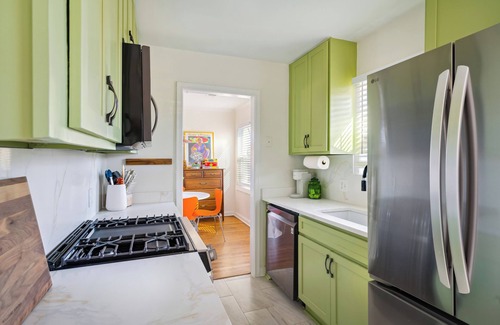 East Memphis House | Retro Glam Pad Near Food & Shops! 65" TV, Workstation, Large Deck