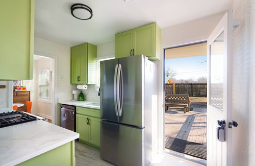 East Memphis House | Retro Glam Pad Near Food & Shops! 65" TV, Workstation, Large Deck