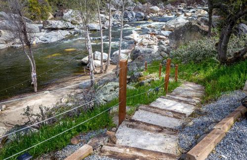 Three Rivers House | Retro House on the River !