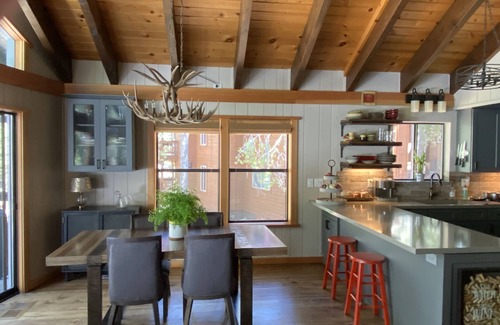 Truckee House | Retro-modern cabin in the woods. 5 week Feb-March ski lease available