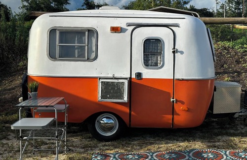 Fairhope House | Retro restored 1-bedroom caravan in Fairhope with AC