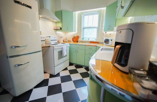 Southeast Omaha Apartment | Retro Retreat|Funky Vibes Duplex