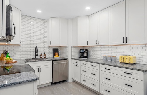 Alachua House | Retro Revival - Mid-Century Refuge w/a '70s Twist!