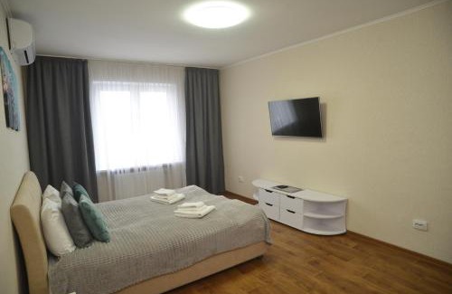 Darnyckyj Apartment | Revutskogo 54 метро Харьковская, Позняки, Квартира з видом на озеро