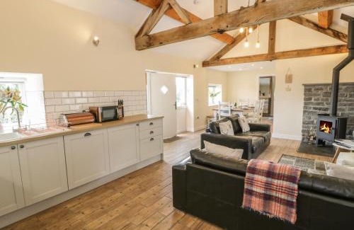 Oswestry House | Rhianwen, Plas Moelfre Hall Barns