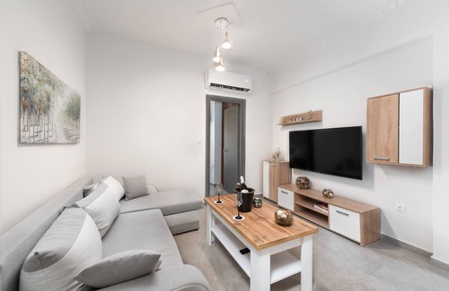 Petaloudes Apartment | Rhodes Rose flat with garden and jacuzzi