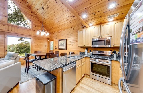 Helen Cabin | Ridge Top - Cozy Cabin on the 3rd Hole w/Hot Tub