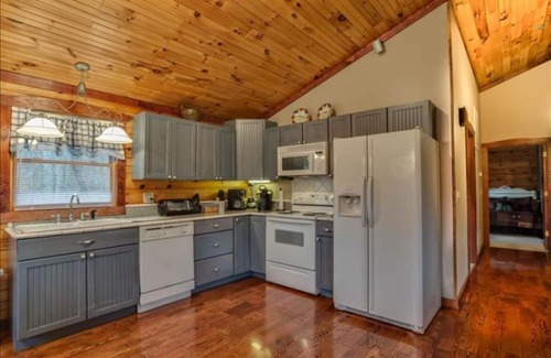 Rutherfordton Cabin | Ridge View Cabin with Fireplace Pet Friendly 2.7 miles from TIEC