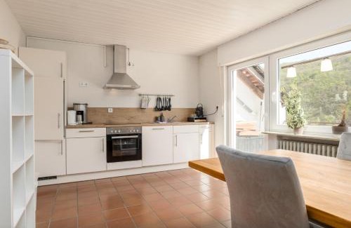 Klotten Apartment | Riesling Appartement for 2 - 4 People - Billiards - Balcony with Mosel View - Parking - Wine Barrel Bar - Fully Equipped Kitchen - Netflix - WaipuTV - 3 km from Cochem