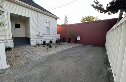 Healdsburg House | Right in the heart of Healdsburg lies this charming two-bedroom house