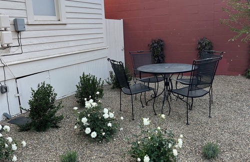 Healdsburg House | Right in the heart of Healdsburg lies this charming two-bedroom house