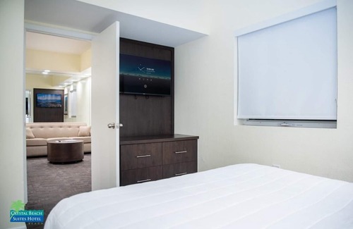 North Beach Hotel | Right on the Beach! Near Ocean Drive & Convention Center! Pool, Beach Towels