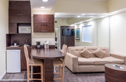 North Beach Hotel | Right on the Beach! Near Ocean Drive & Convention Center! Pool, Beach Towels