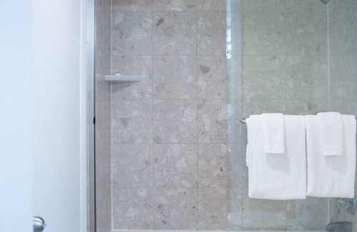 North Beach Hotel | Right on the Beach! Near Ocean Drive & Convention Center! Pool, Beach Towels