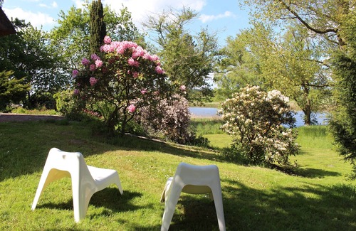 Breiholz House | Right on the water: large thatched house with garden and fireplace