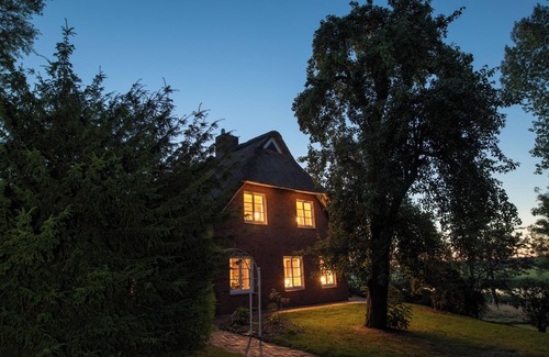Breiholz House | Right on the water: large thatched house with garden and fireplace