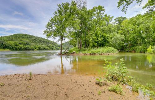 Mountain View Apartment | River Access and Private Deck Mountain View Retreat
