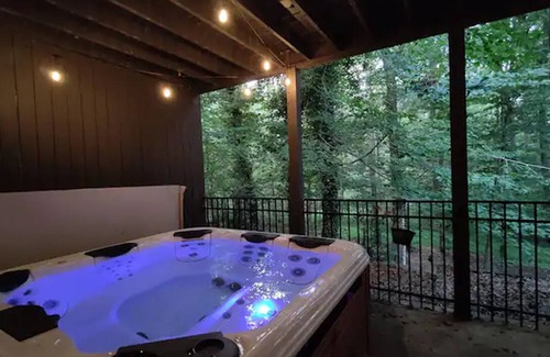 Athens House | River Bottom Bungalow in delightful Athens with Hot Tub, Sauna and River access