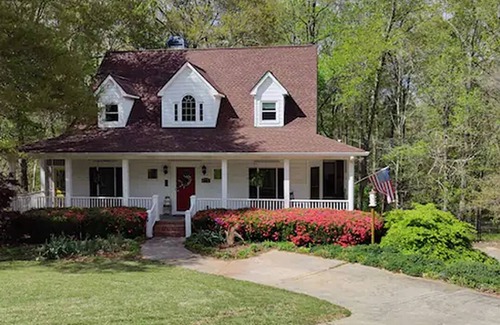 Athens House | River Bottom Bungalow in delightful Athens with Hot Tub, Sauna and River access