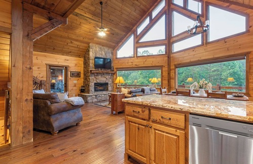 Blue Ridge Cabin | River Front! Pool Table! Riverfront Fire Pit! Hot Tub! BlueRidgeScenicRailway!