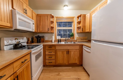 Skykomish Ski Chalet | River Rock Chalet - Hot Tub, Pets, EV Charger, Minutes to Stevens Pass