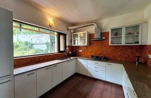 Mohal Apartment | Riverbend Retreat 3BR Mountain Views by Homeyhuts