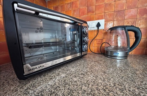 Mohal Apartment | Riverbend Retreat 3BR Mountain Views by Homeyhuts