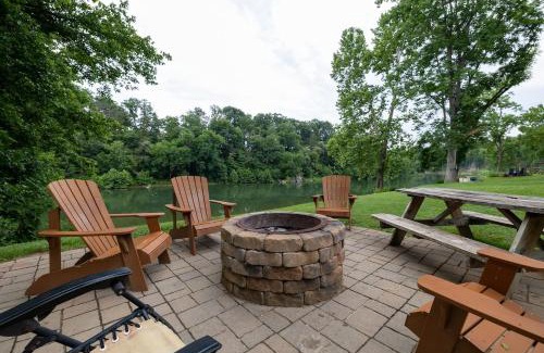 Elkton House | Riverfront Fire Pit Hot Tub Fishing Kayaks Pacman