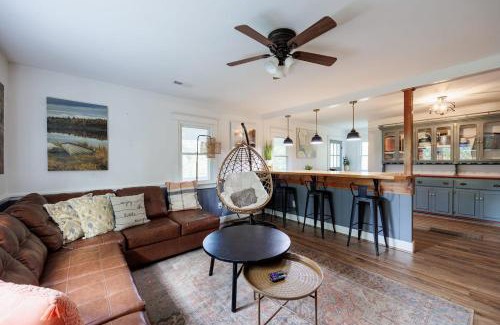 Elkton House | Riverfront Fire Pit Hot Tub Fishing Kayaks Pacman