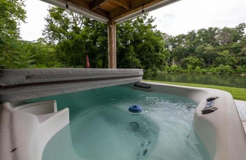 Elkton House | Riverfront Fire Pit Hot Tub Fishing Kayaks Pacman
