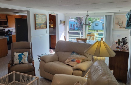 Weeki Wachee Gardens House | RIVERFRONT - KAYAK, SWIM, FISH THE WEEKI WACHEE RIVER. 3BR, 2 BA PRIVATE HOUSE.