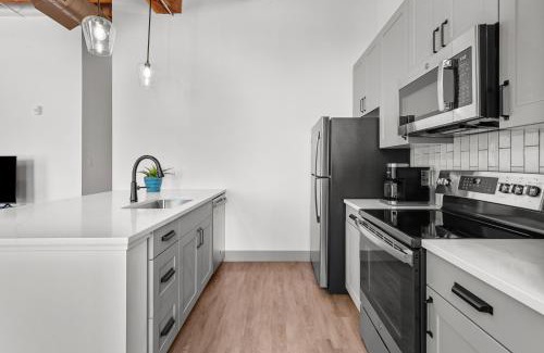 Downtown St. Louis Apartment | Riverfront Loft - Gym Cafe - G203