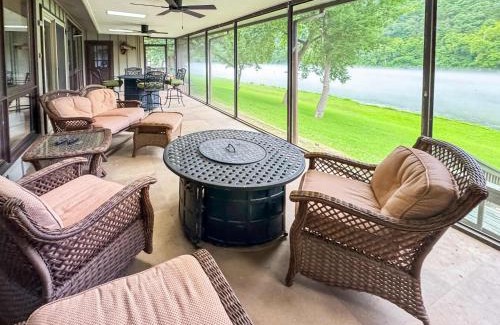 Norfork House | Riverfront Retreat - Right next to the White River