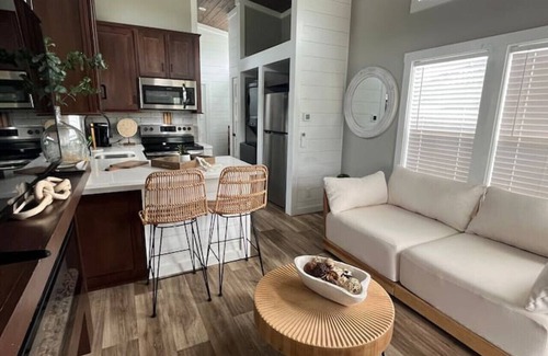 Knox County Cottage | Riverfront Tiny House- Fishing & Kayaking