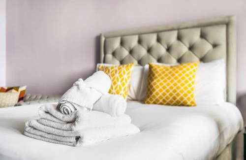 Surrey Docks Apartment | Riverside 3BR with Easy Transport 20mins to City Centre