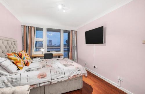 Surrey Docks Apartment | Riverside 3BR with Easy Transport 20mins to City Centre