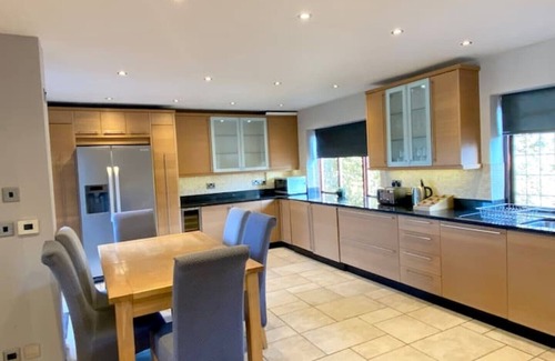 Staines House | Riverside 4 Bedroom House In Wraysbury near Windsor Staines