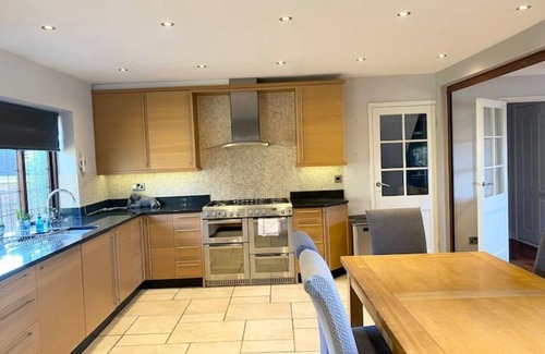 Staines House | Riverside 4 Bedroom House In Wraysbury near Windsor Staines