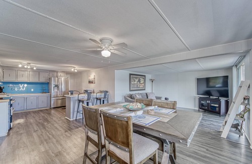 Ruskin House | Riverside Oasis - Dock - Shuffleboard