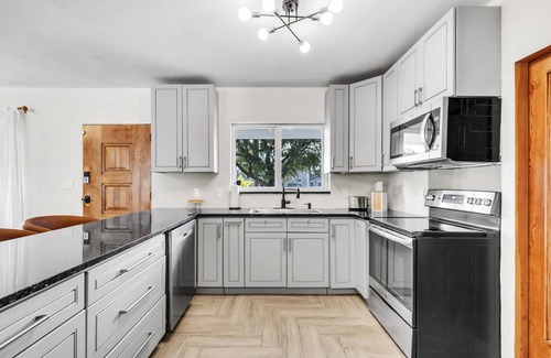 Golden Glades House | Riverside Oasis w/Pool & Pickleball Court