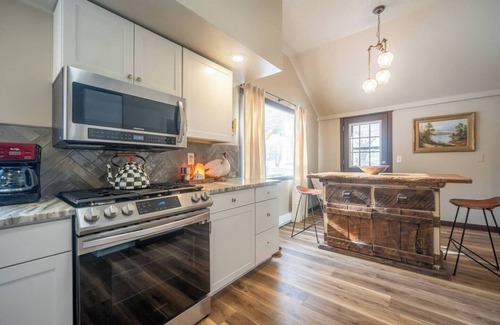 Livingston House | Riverside Paradise Awaits!