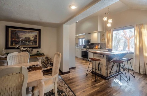 Livingston House | Riverside Paradise Awaits!