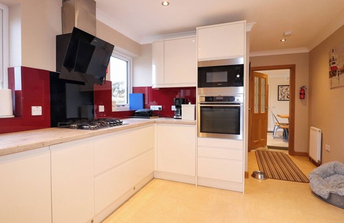 Flodabay Cottage | RIVERSIDE, pet friendly, character holiday cottage in Leverburgh