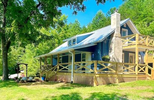 Franklin House | Riverside Relaxer w/Hot Tub+Fire Pit +Wifi & view