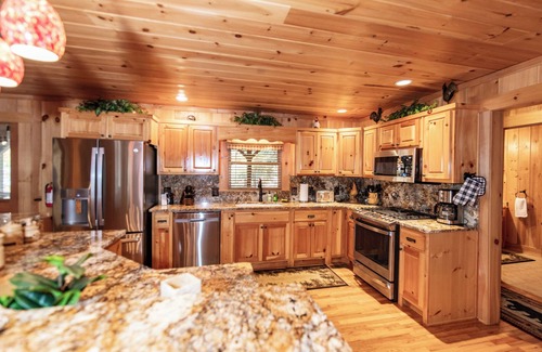 Suches Cabin | Riversong -3 BR Log Cabin on Toccoa River -Hot Tub, Firepit, Wood Fireplace