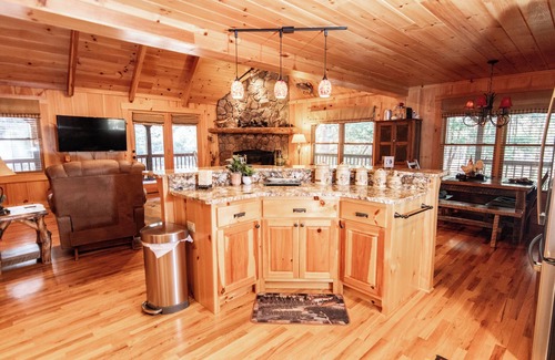 Suches Cabin | Riversong -3 BR Log Cabin on Toccoa River -Hot Tub, Firepit, Wood Fireplace