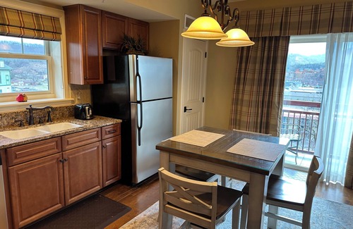 Pigeon Forge Condo | Riverstone -1BRcorner, Mtn/River view,Indoor pool, 5min Ripken/Dollywood/LeConte