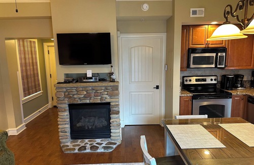 Pigeon Forge Condo | Riverstone -1BRcorner, Mtn/River view,Indoor pool, 5min Ripken/Dollywood/LeConte