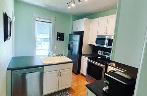 Niles House | Riverwalk Retreat on Main. Spacious updated Victorian Home in the heart of Niles